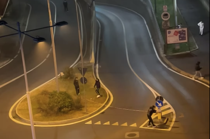 Nastro teso all'uscita del sottopassaggio di Settimo. Individuati otto minorenni come autori della bravata