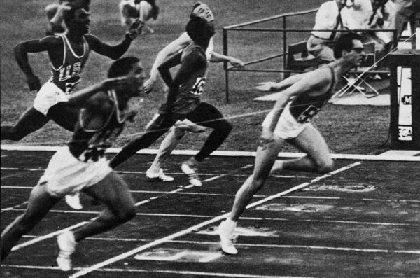 La storica immagine dell'arrivo di Livio Berruti nella finale dei 200 metri alle Olimpiadi di Roma del 1960 La storica immagine dell'arrivo di Livio Berruti nella finale dei 200 metri alle Olimpiadi di Roma del 1960