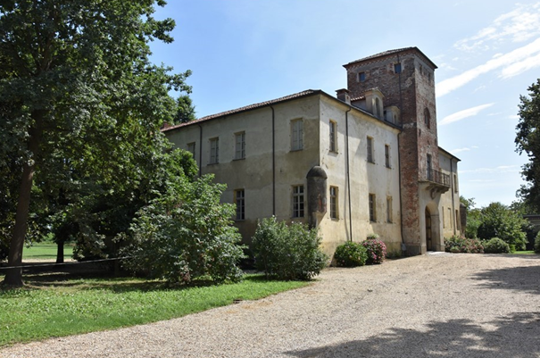 I quarti di nobiltà si mettono in posa: al castello Galli di La Loggia arriva il cinema