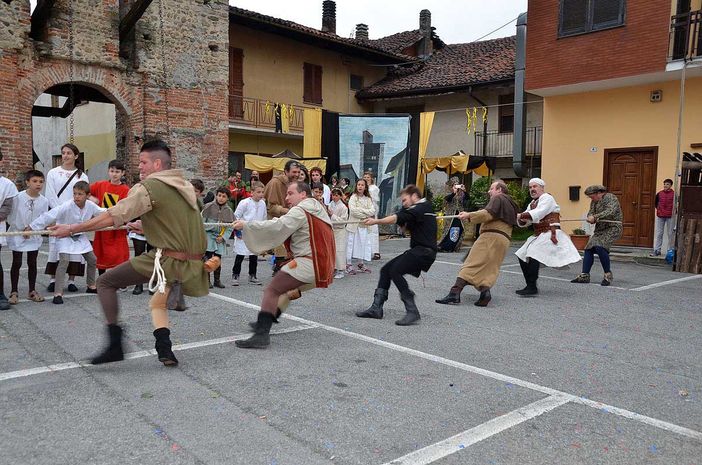 Oglianico riscopre le sue radici medievali con "Calendimaggio" Oglianico riscopre le sue radici medievali con "Calendimaggio"