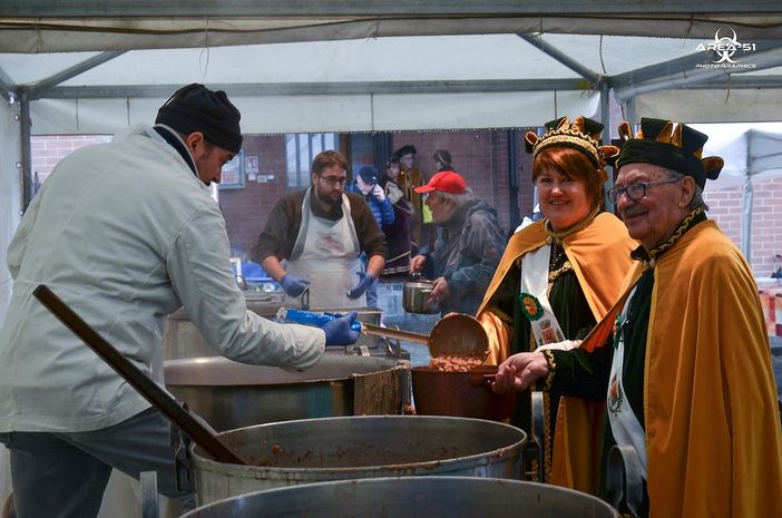 Il carnevale di Banchette scalda i motori e rinnova la tradizione della "Cossatera" (FOTO)