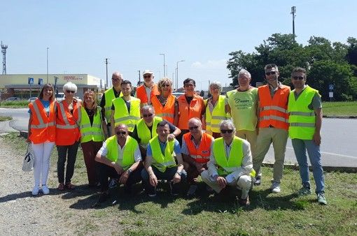 Tetti francesi, la Città Metropolitana non mette in sicurezza la Rotonda: il sindaco di Rivalta non ci sta e ridipinge personalmente le strisce pedonali Tetti francesi, la Città Metropolitana non mette in sicurezza la Rotonda: il sindaco di Rivalta non ci sta e ridipinge personalmente le strisce pedonali