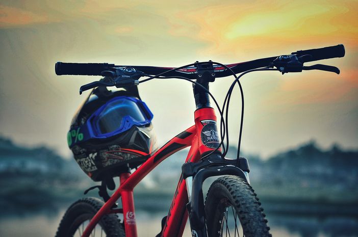 Mountain bike in controluce Mountain bike in controluce