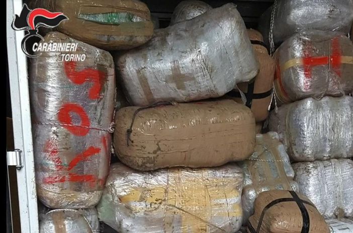 Sequestrati 4.5 tonnellate di droga dal valore di 8 milioni di euro: maxi-operazione dei Carabinieri di Torino Sequestrati 4.5 tonnellate di droga dal valore di 8 milioni di euro: maxi-operazione dei Carabinieri di Torino