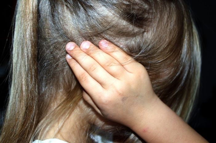 Violenza sui bambini - bimba si copre gli occhi