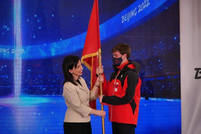 Denni Xhepa che riceve il vessillo albanese Denni Xhepa che riceve il vessillo albanese