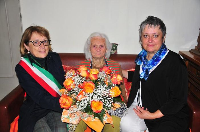 La sindaca Nadia Brunetto consegna i fiori a Olga Dema (foto di Massimo Bosco)