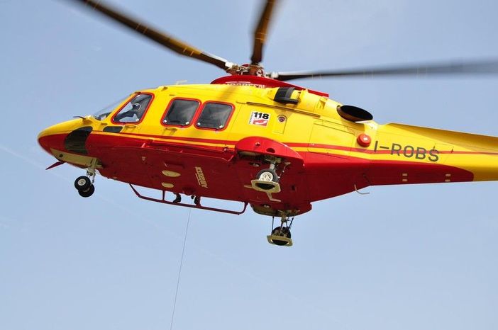 Tragedia a Cuorgnè, uomo schiacciato da un escavatore: muore durante il trasporto in ospedale Tragedia a Cuorgnè, uomo schiacciato da un escavatore: muore durante il trasporto in ospedale