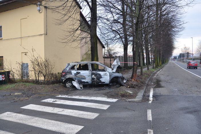 Auto esce fuoristrada in viale Falchera e poi si incendia: tre persone ferite