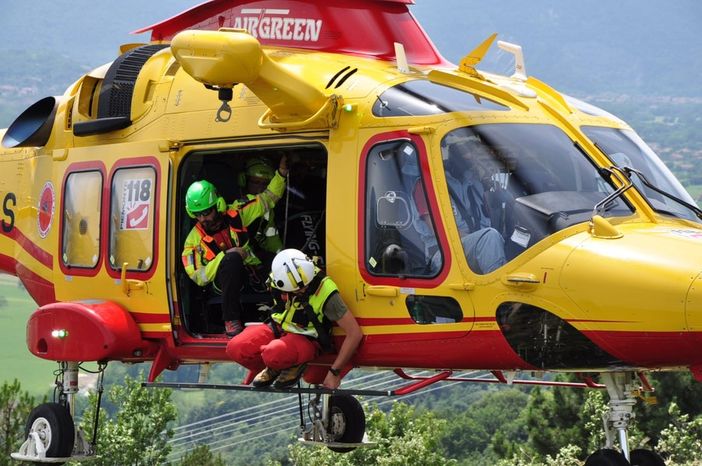 Una ragazza cade lungo la ferrata della Sacra di San Michele: recuperata dall'elisoccorso