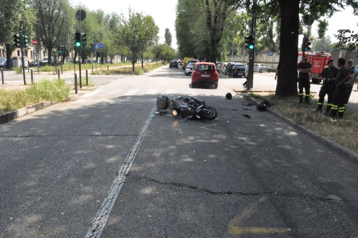 Incidente in corso Agnelli tra Fiat Panda e Vespa Piaggio: il centauro trasportato al Cto in prognosi riservata