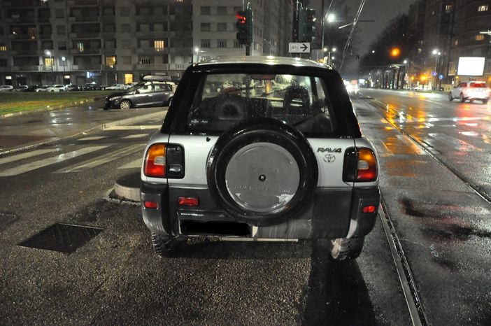 Perde il controllo dell'auto e abbatte alcuni cartelli stradali in corso Re Umberto: morto un 65enne Perde il controllo dell'auto e abbatte alcuni cartelli stradali in corso Re Umberto: morto un 65enne