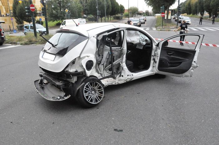Scontro tra auto in corso Potenza: un uomo sbalzato fuori, l'altro resta incastrato nel veicolo