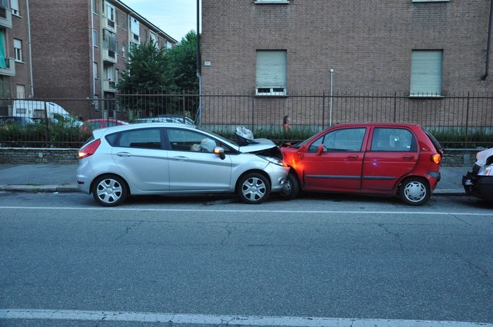 Perde il controllo dell'auto per un malore e si schianta: muore un 73enne
