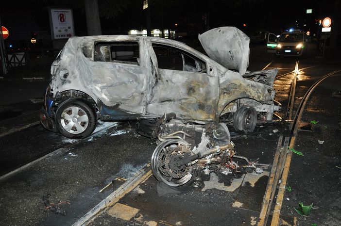 Drammatico incidente in piazza Sabotino: auto contro moto, muore il centauro Drammatico incidente in piazza Sabotino: auto contro moto, muore il centauro
