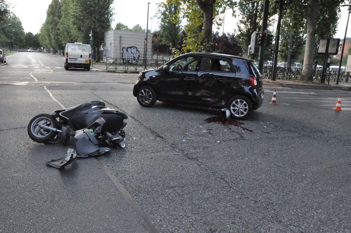 Grave incidente tra un motociclo e un'auto: centauro in prognosi riservata