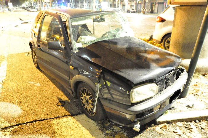 Due auto si scontrano nella notte in largo Francia: fermato un 28enne con un tasso alcolico 4 volte sopra il consentito Due auto si scontrano nella notte in largo Francia: fermato un 28enne con un tasso alcolico 4 volte sopra il consentito