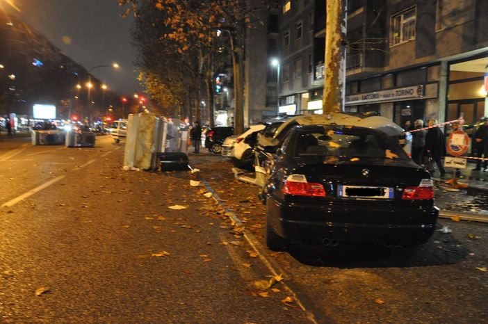 A tutta velocità in corso Traiano, Bmw investe un pedone e si schianta contro tre auto in sosta A tutta velocità in corso Traiano, Bmw investe un pedone e si schianta contro tre auto in sosta