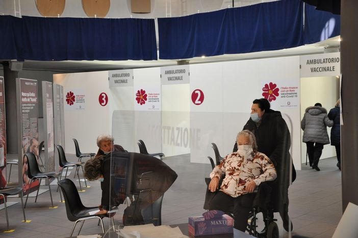 primo giorno di vaccinazioni over 80 all'asl to5