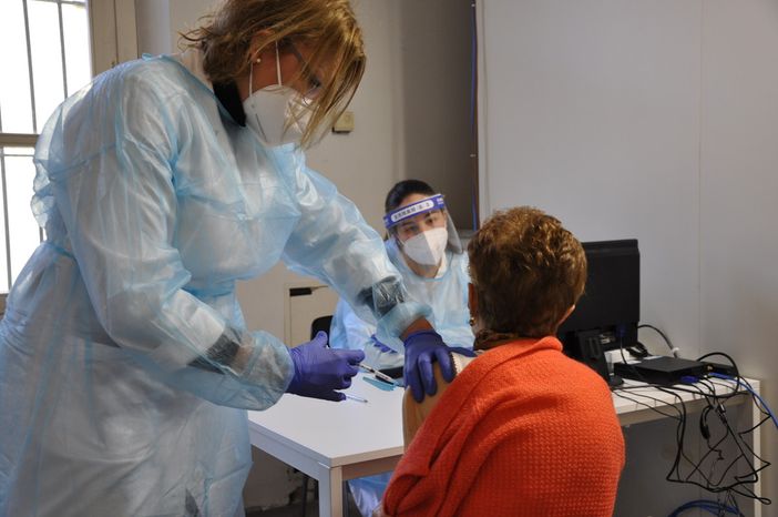 Covid, oggi 16.835 vaccinati. Nelle scuole sono in aumento focolai e quarantene