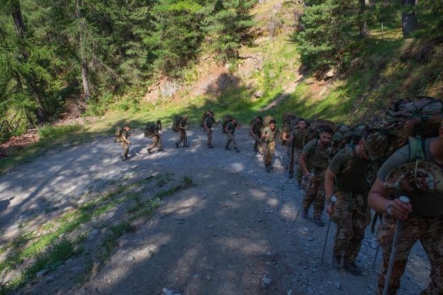 Alpini in marcia sulle vette di Pragelato per ‘150 Cime’ [FOTO]