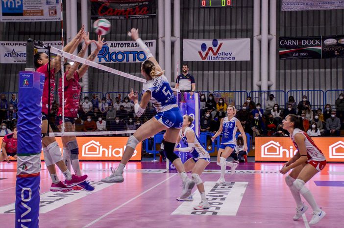 Le campionesse del volley in azione a Villafranca (Foto di Cinzia Consolati) Le campionesse del volley in azione a Villafranca (Foto di Cinzia Consolati)