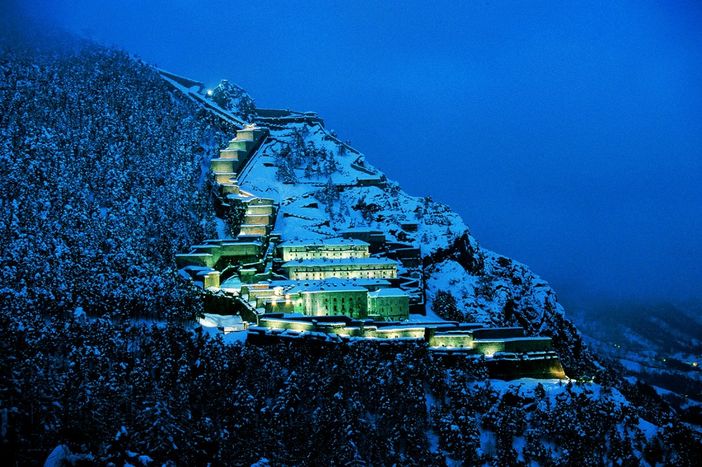 Il fascino invernale delle fortificazioni alpine: un fiocco di neve cristallizzato nella storia Il fascino invernale delle fortificazioni alpine: un fiocco di neve cristallizzato nella storia