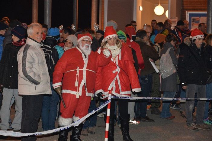 StraBricherasio in notturna, con tanti Babbi Natale a far luce nel buio StraBricherasio in notturna, con tanti Babbi Natale a far luce nel buio
