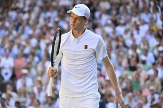 Una immagine di Jannik Sinner nel recente torneo di Wimbledon