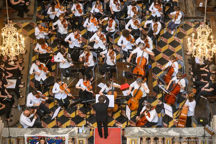 Orchestra di ragazzi ripresa dall'alto