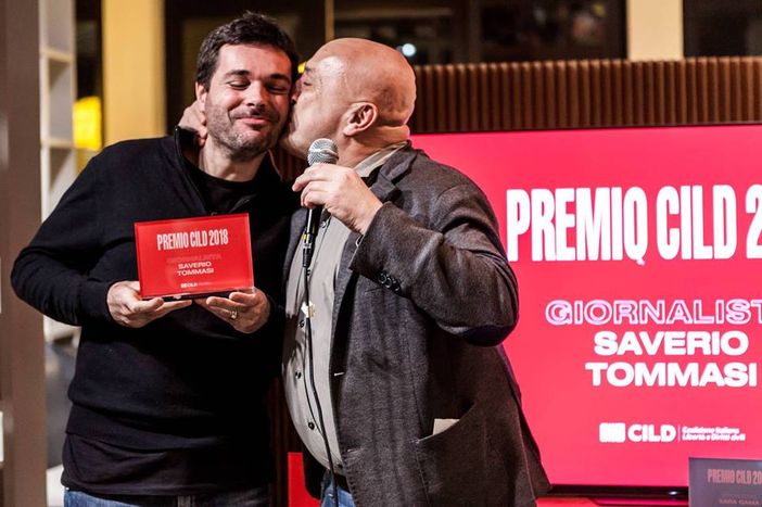 Saverio Tommasi dialoga con i giovani a Pinerolo