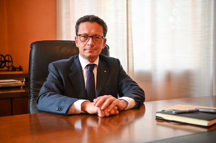 Stefano Serra seduto a una scrivania