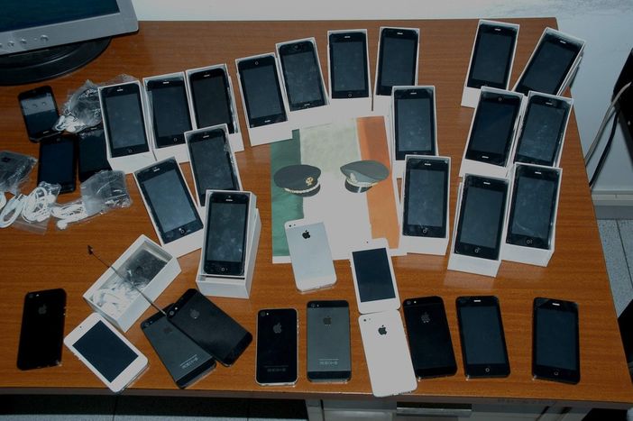 Vende telefoni Apple taroccati e giocattoli pericolosi: denunciato commerciante di corso Sebastopoli Vende telefoni Apple taroccati e giocattoli pericolosi: denunciato commerciante di corso Sebastopoli