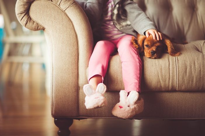 bambina seduta sul divano
