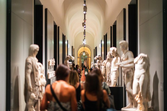 Una notte al Museo di Antichità con Guerrilla Spam: la mostra che mette in dialogo arte antica e contemporanea Una notte al Museo di Antichità con Guerrilla Spam: la mostra che mette in dialogo arte antica e contemporanea