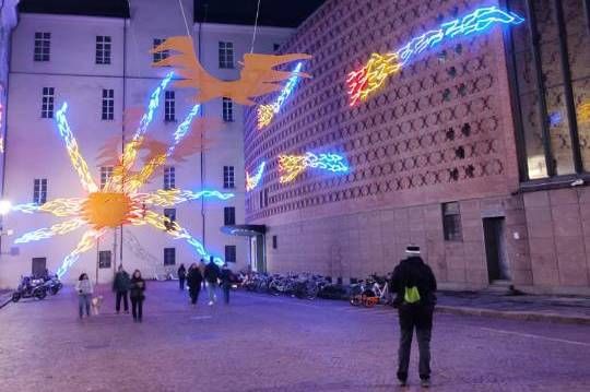 Trekking urbano tra le Luci d'Artista: quattro appuntamenti alla scoperta delle opere e dei quartieri che le ospitano Trekking urbano tra le Luci d'Artista: quattro appuntamenti alla scoperta delle opere e dei quartieri che le ospitano