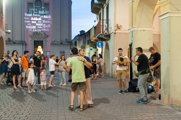 Carmagnola, per i Giovedì sotto le stelle “Notte dello shopping e dello sport” il 7 luglio Carmagnola, per i Giovedì sotto le stelle “Notte dello shopping e dello sport” il 7 luglio