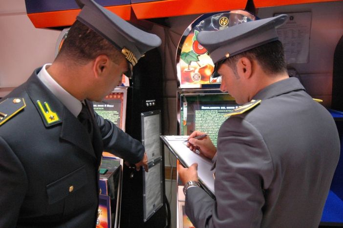 Slot, la Guardia di Finanza di Torino controlla decine di bar e sale giochi: oltre 7 mila euro di multe