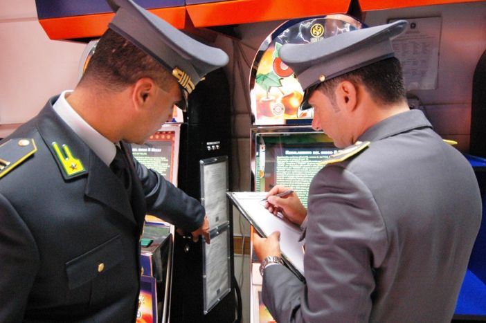Giro di vite contro le slot irregolari: multe e macchinari posti sotto sequestro