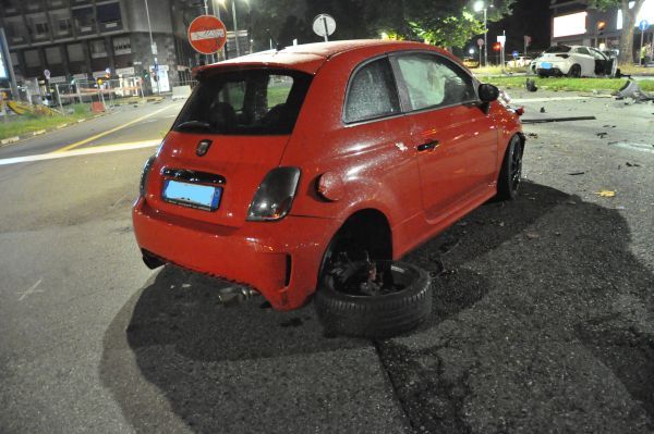 Schianto nella notte in corso Francia, abbattuti due semafori: tre auto coinvolte all'angolo con corso Brunelleschi [FOTO]