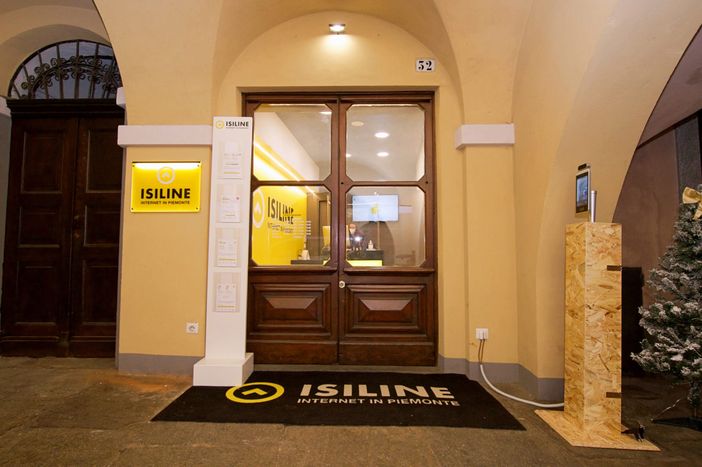 L’ingresso del nuovo negozio aperto da Isiline in via Roma 32 a Fossano