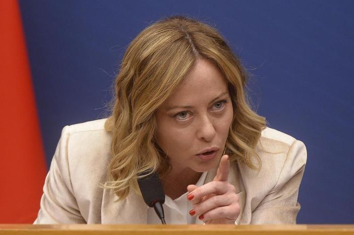 Giorgia Meloni indica