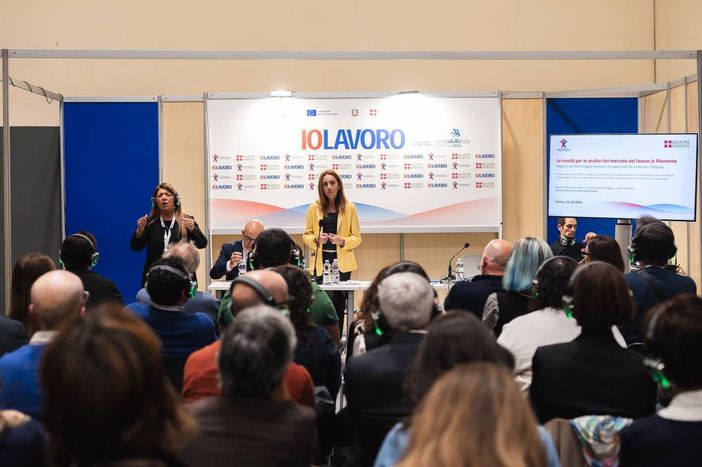 presentazione con tavolo dei relatori presentazione con tavolo dei relatori