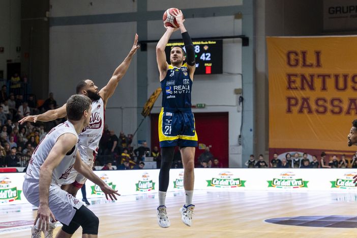 Basket, la Reale Mutua chiude la prima fase con una bella vittoria a Cremona Basket, la Reale Mutua chiude la prima fase con una bella vittoria a Cremona
