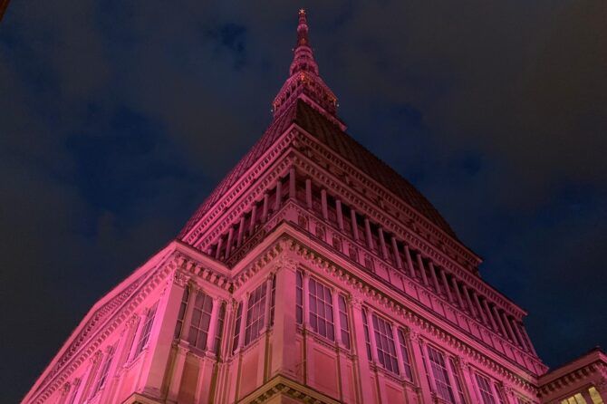 La Mole si illumina di rosso per festeggiare i 70 anni del Teatro Stabile di Torino La Mole si illumina di rosso per festeggiare i 70 anni del Teatro Stabile di Torino