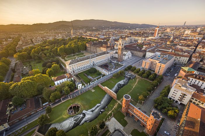 Mani intrecciate che superano i muri: alla Porta Palatina la nuova opera di Saype [FOTO]