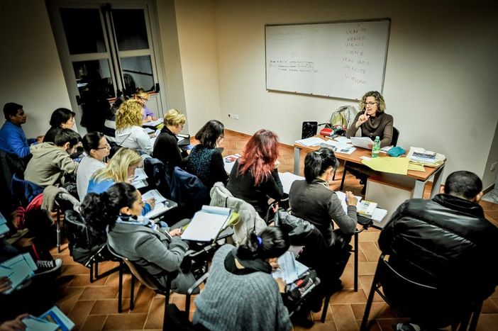 Escluse dai ristori per la crisi Covid, Scuole di Lingue e Centri di Certificazione Linguistica spengono le luci in segno di protesta