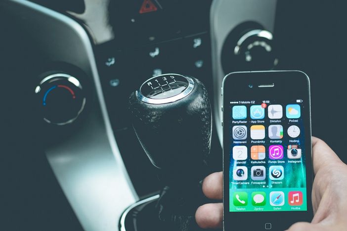 Come usare lo smartphone in auto in tutta sicurezza Come usare lo smartphone in auto in tutta sicurezza
