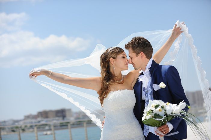 Colpo di scena alla fine dello spettacolo a teatro: sale sul palco e chiede alla fidanzata di sposarlo