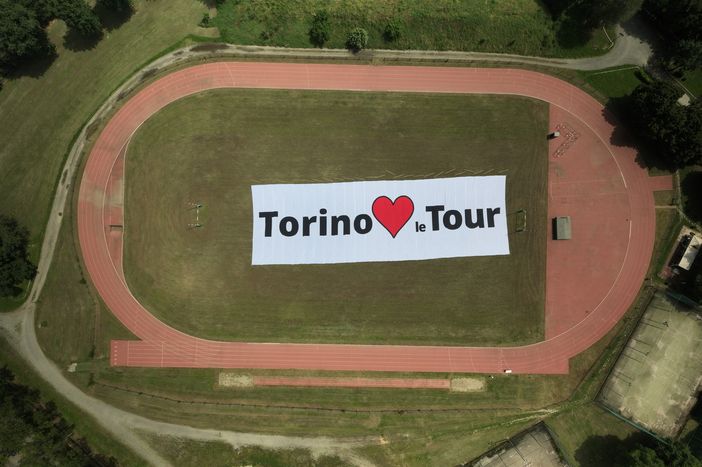 “Torino love le Tour”, al campo sportivo della Caserma Porcelli l'immensa scritta saluterà l'arrivo della corsa gialla [VIDEO]